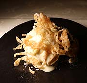 Apfelstrudel "Alpenrose" mit Vanilleeis im Restaurant des Hotel Alpenrose Kufstein (&copy;Foto:Martin Schmitz)